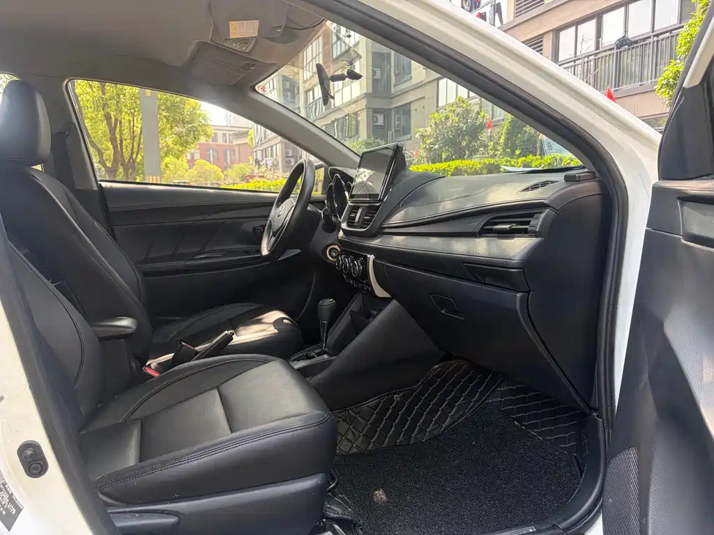 Toyota Yaris L 2020 — фото 12