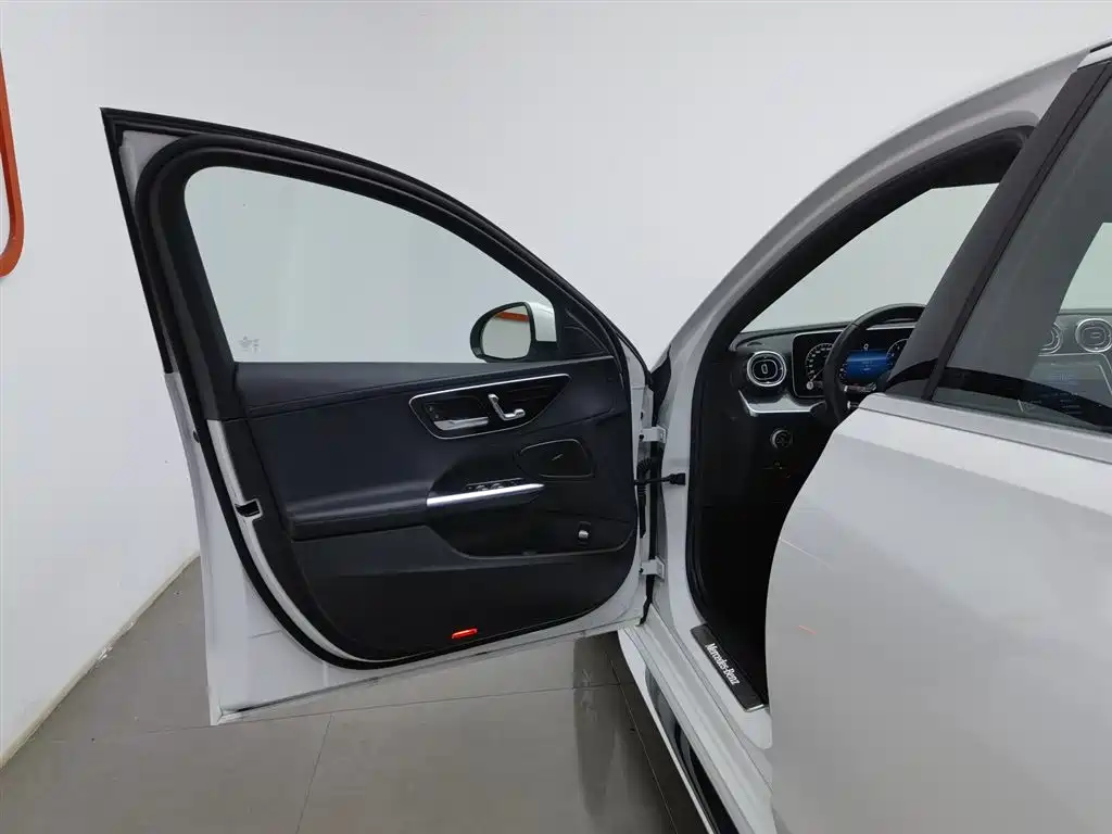 Mercedes-Benz C-Class 2023 — фото 8