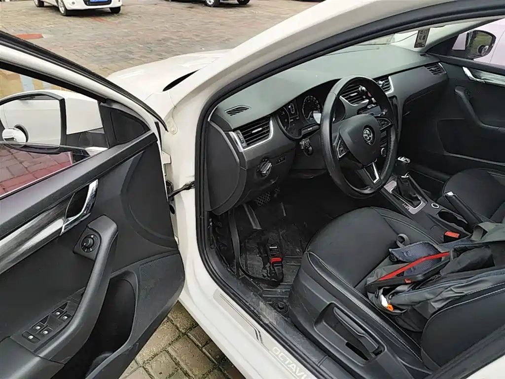 Skoda Octavia 2017 — фото 16