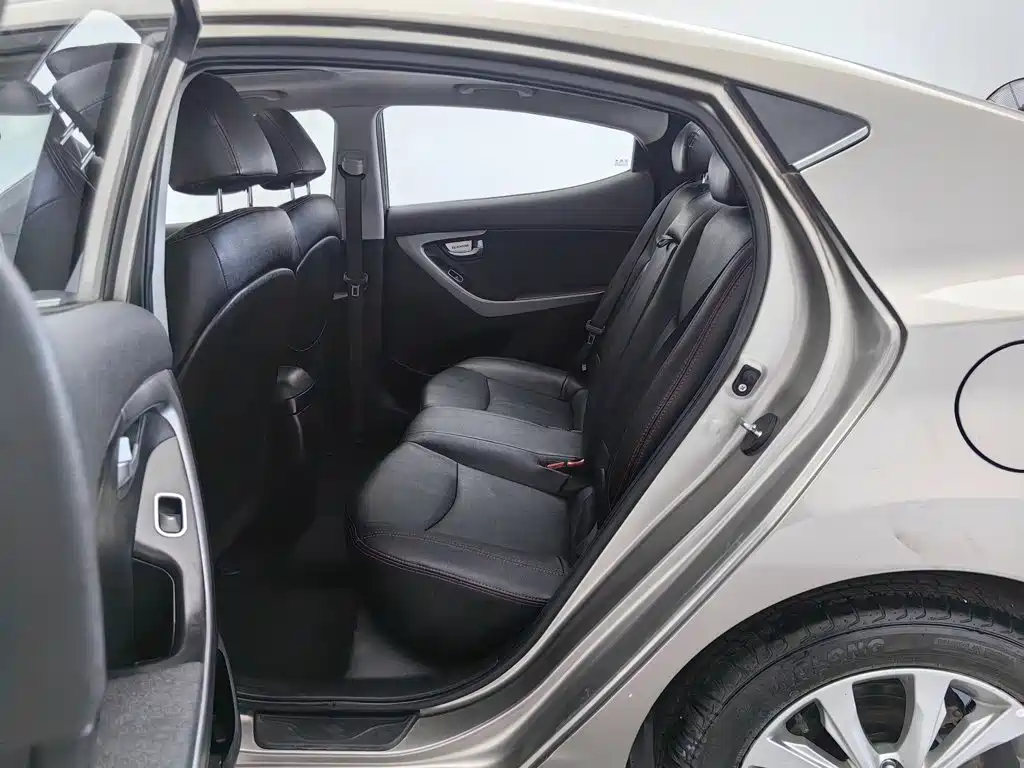 Hyundai Elantra 2016 — фото 15