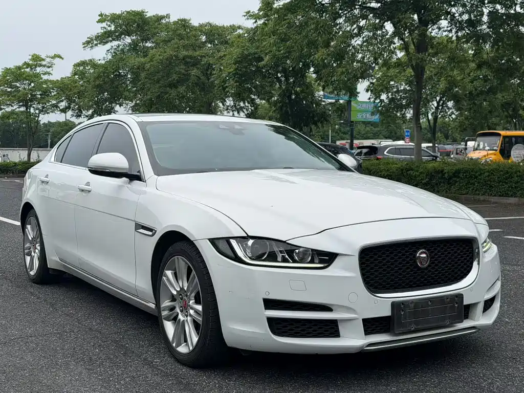 Jaguar XEL 2018 — фото 3