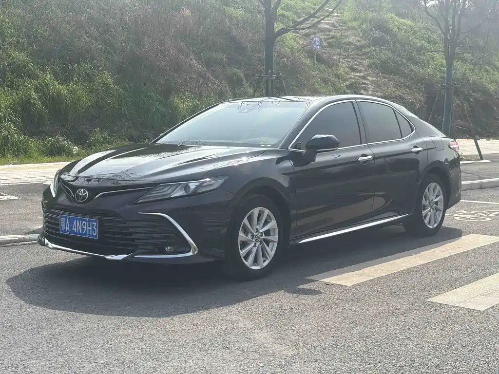 Toyota Camry 2023 — фото 1