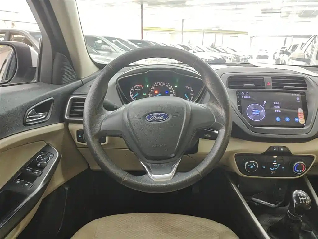 Ford Escort 2015 — фото 11