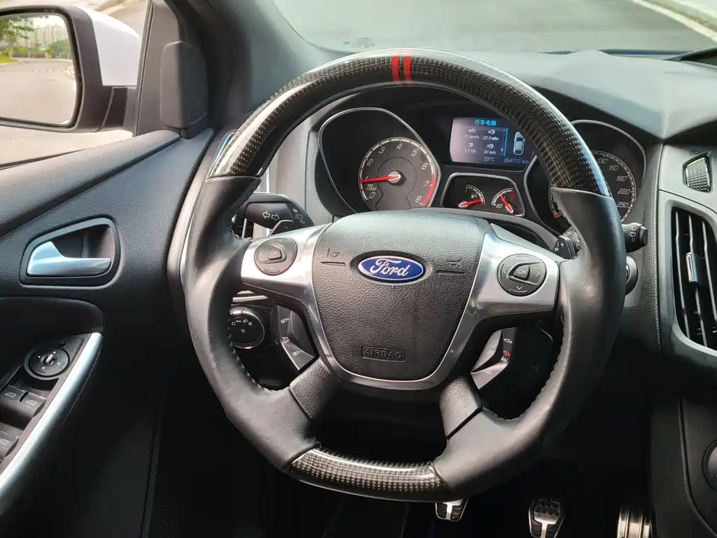 Ford Focus 2014 — фото 11