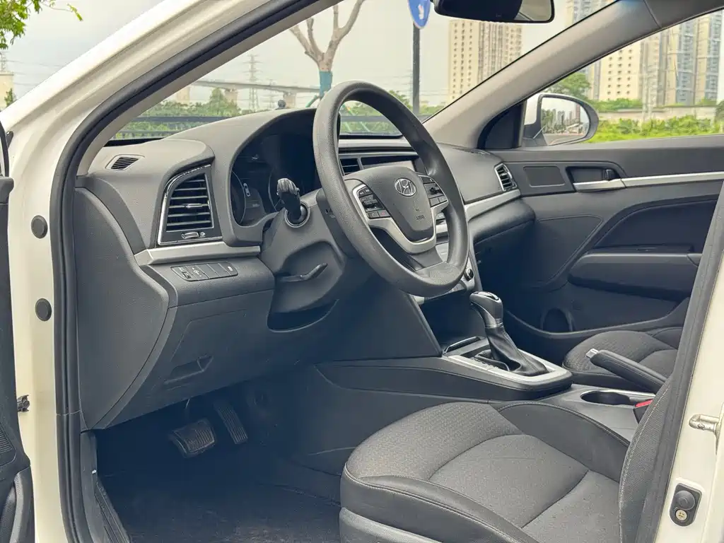 Hyundai Elantra 2018 — фото 4