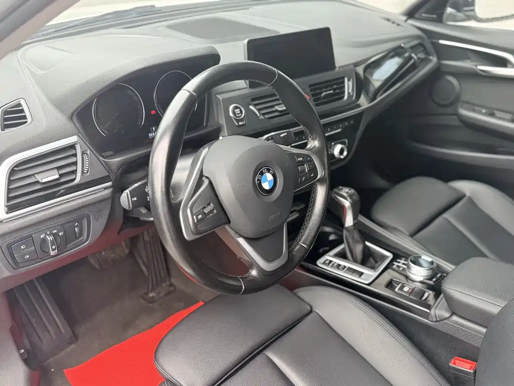 BMW 1 Series 2018 — фото 13