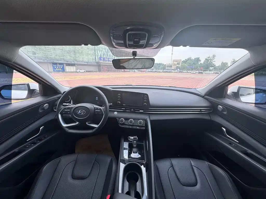 Hyundai Elantra 2025
