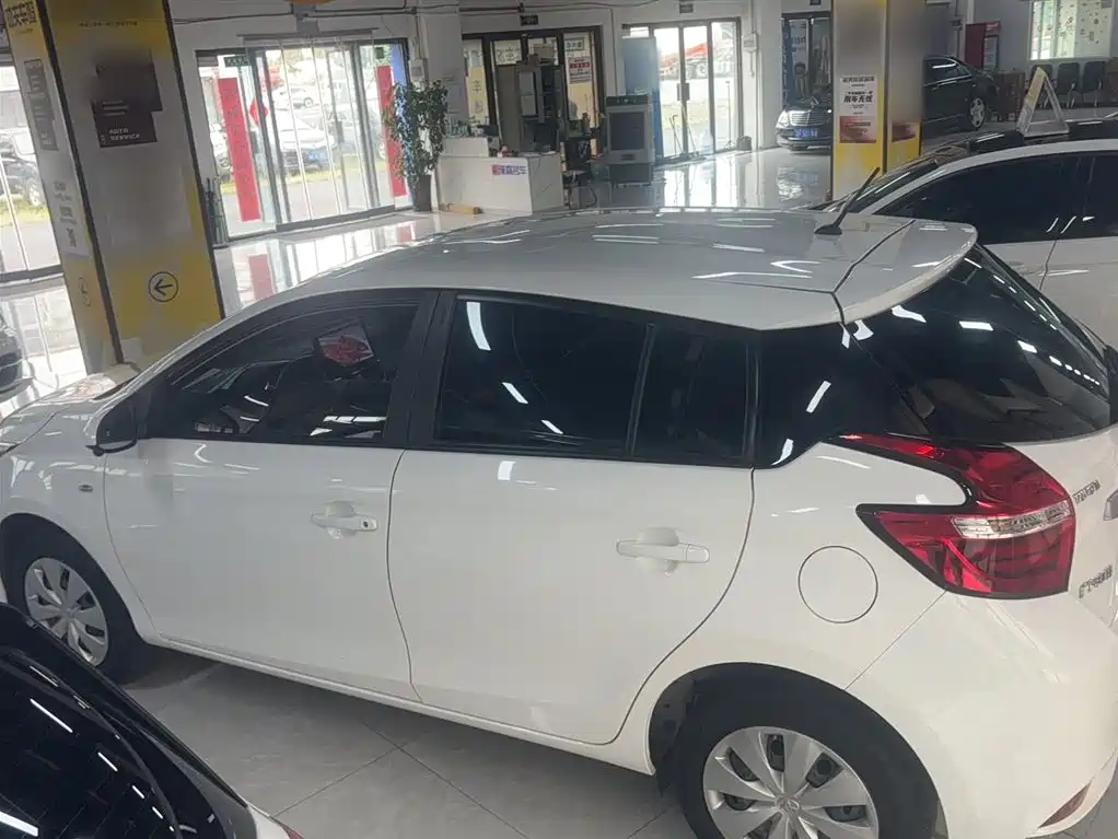 Toyota Yaris L 2022 — фото 12