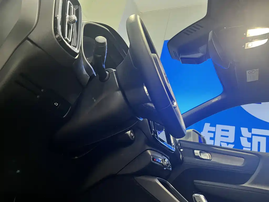 Volvo XC40 2023 — фото 12