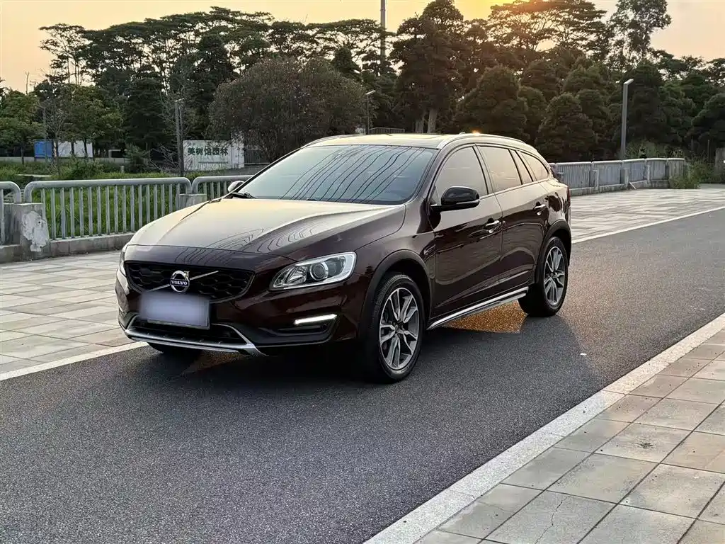 Volvo V60 2018 — фото 2