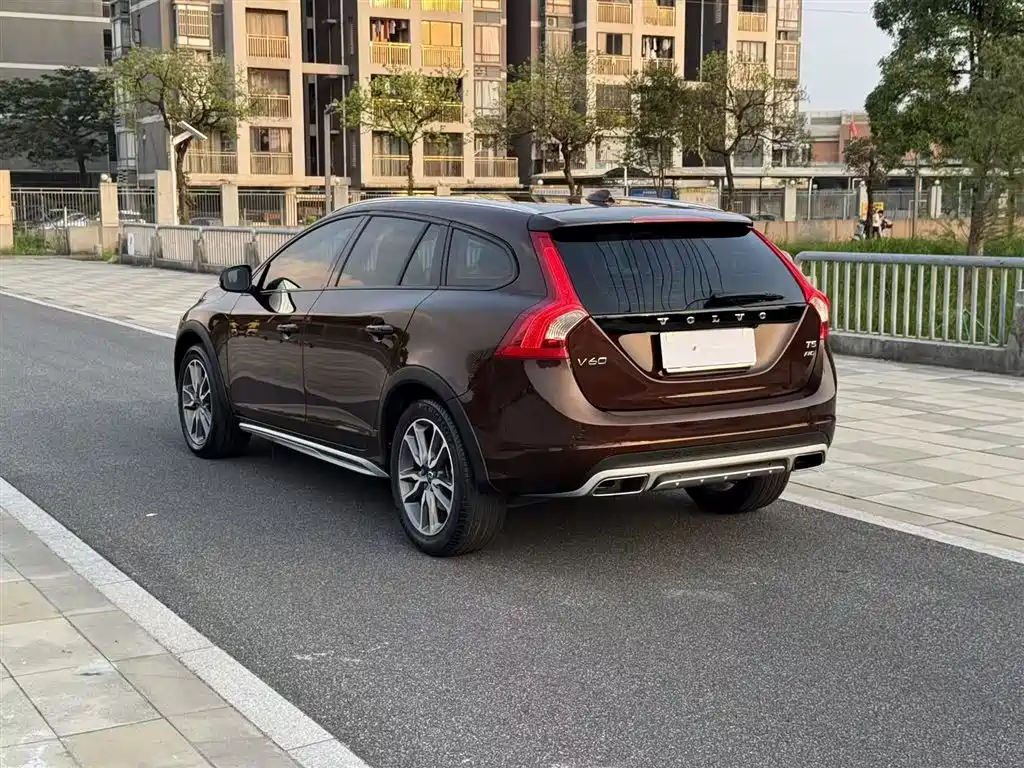 Volvo V60 2018 — фото 24
