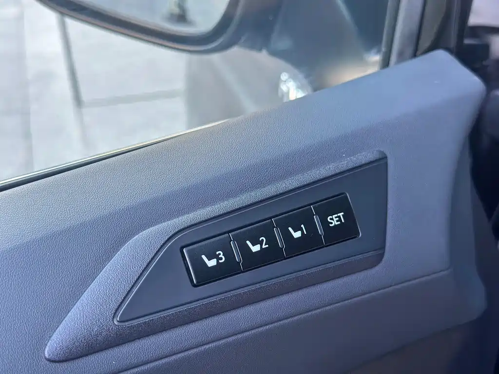 Toyota Alphard 2021 — фото 15