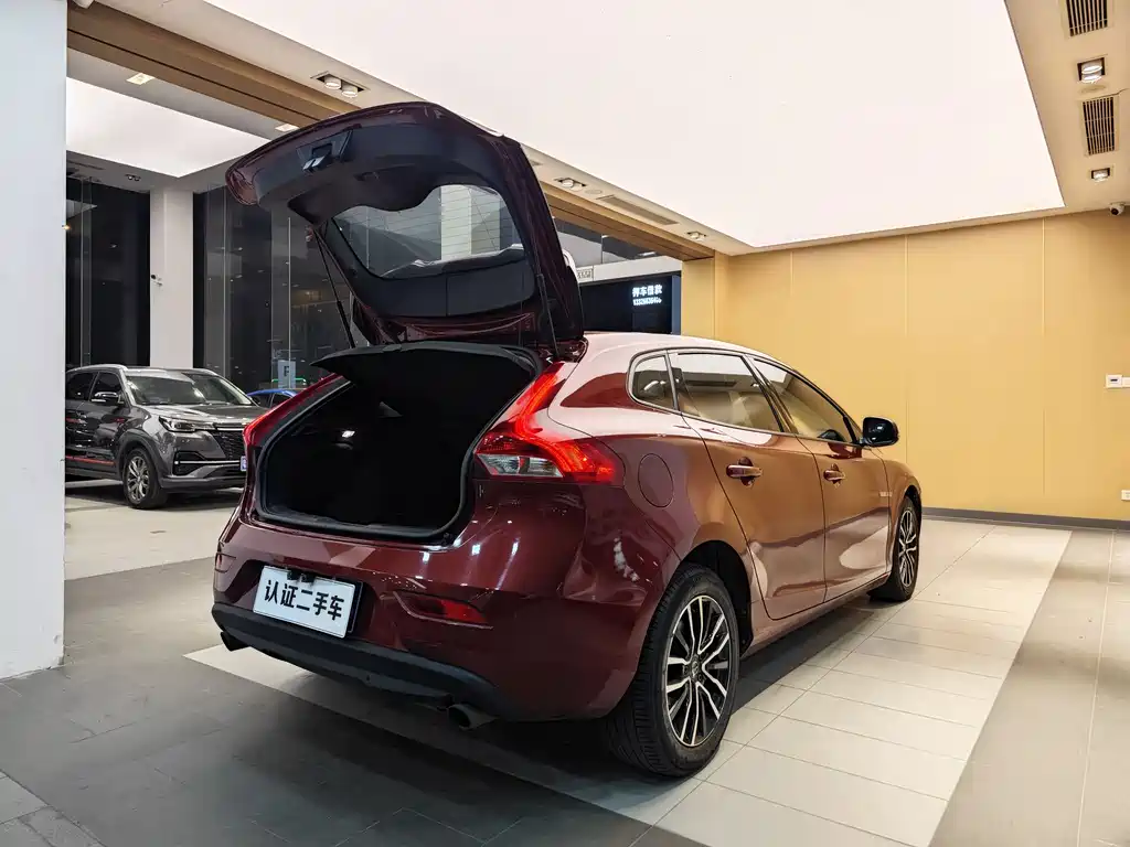 Volvo V40 2018 — фото 28