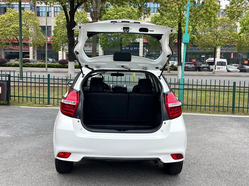 Toyota Yaris L 2021 — фото 8