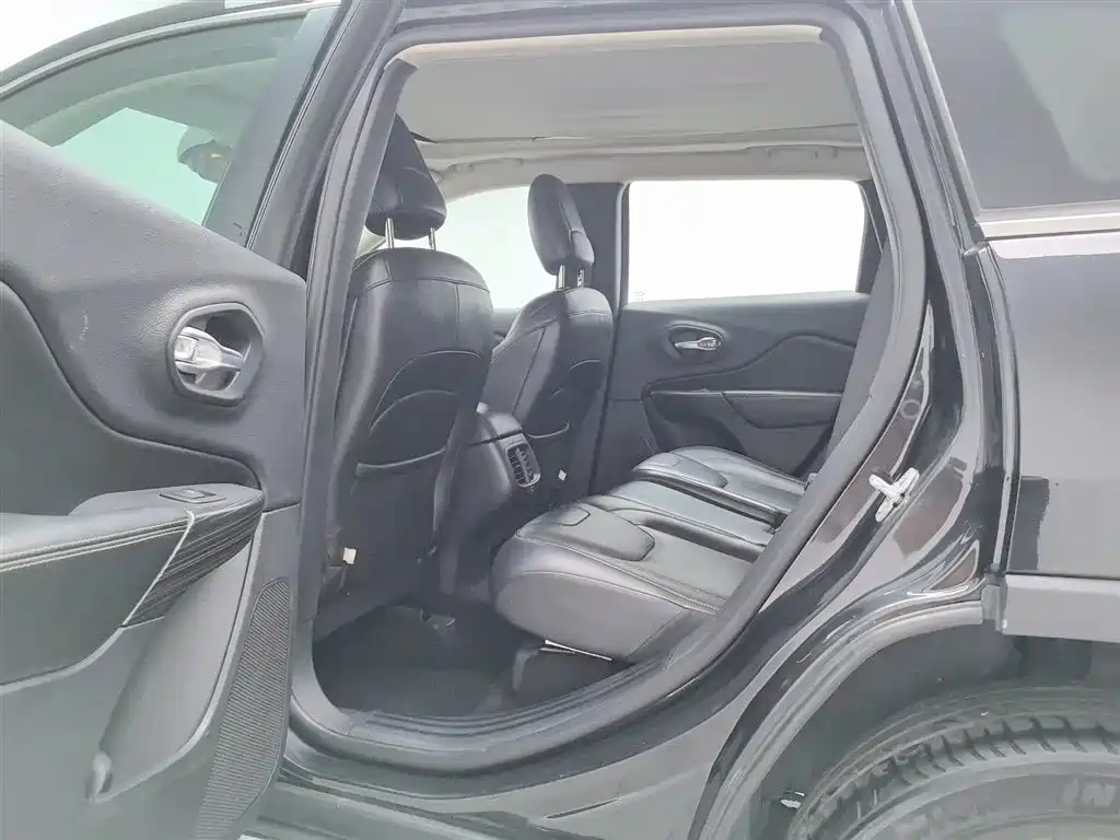 Jeep Cherokee 2016 — фото 15