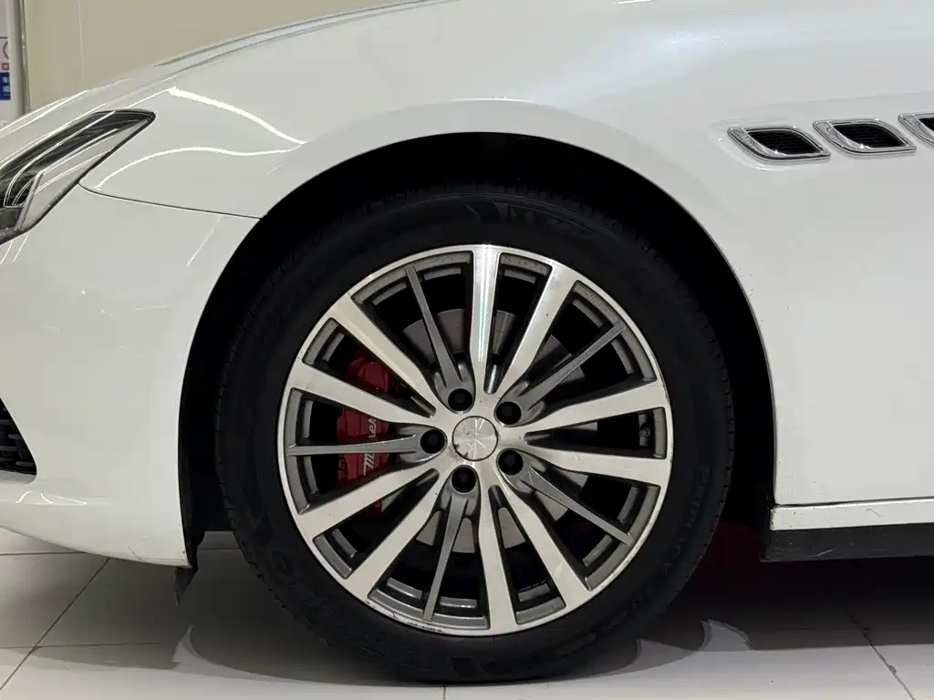 Maserati Quattroporte 2019 — фото 15