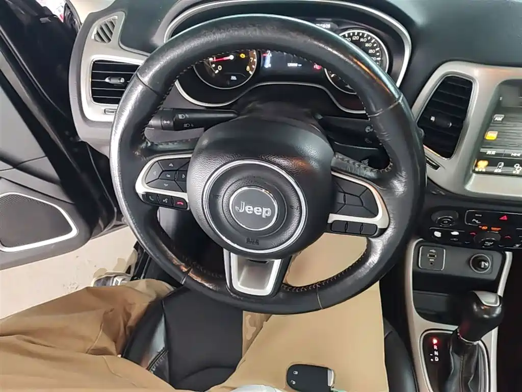 Jeep Compass 2018 — фото 11