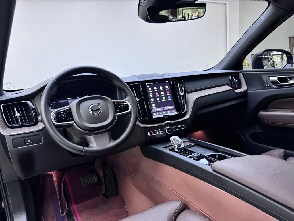 Volvo XC60 2023 — фото 16