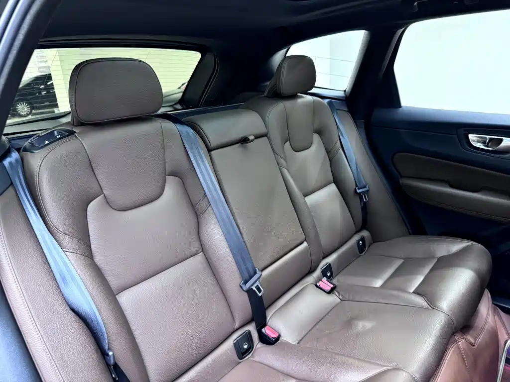 Volvo XC60 2023 — фото 18