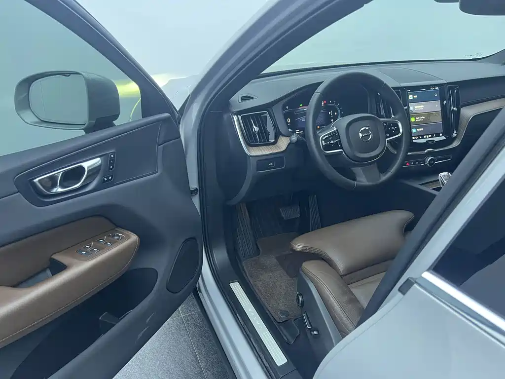 Volvo XC60 2022 — фото 13
