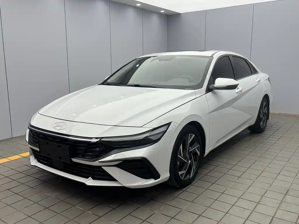 Hyundai Elantra 2023 — фото 1