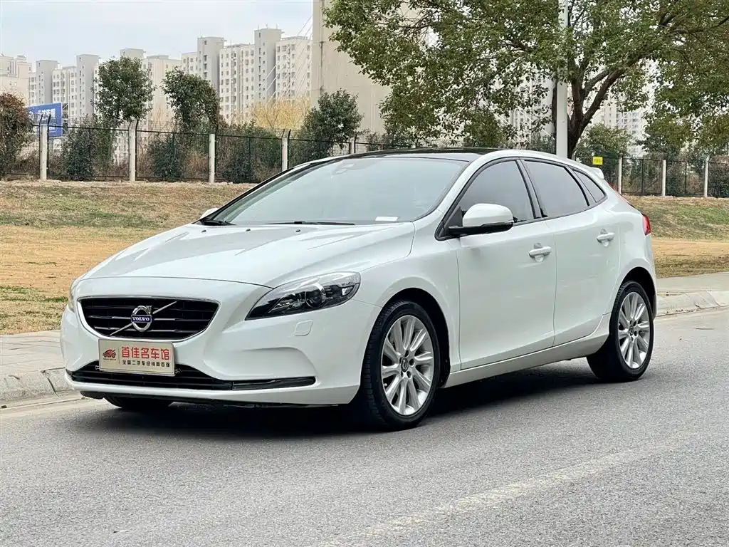 Volvo V40 2015 — фото 1