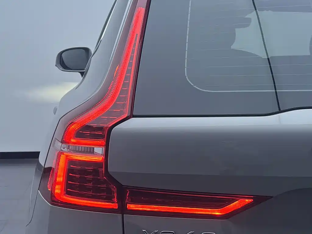 Volvo XC60 2022 — фото 11