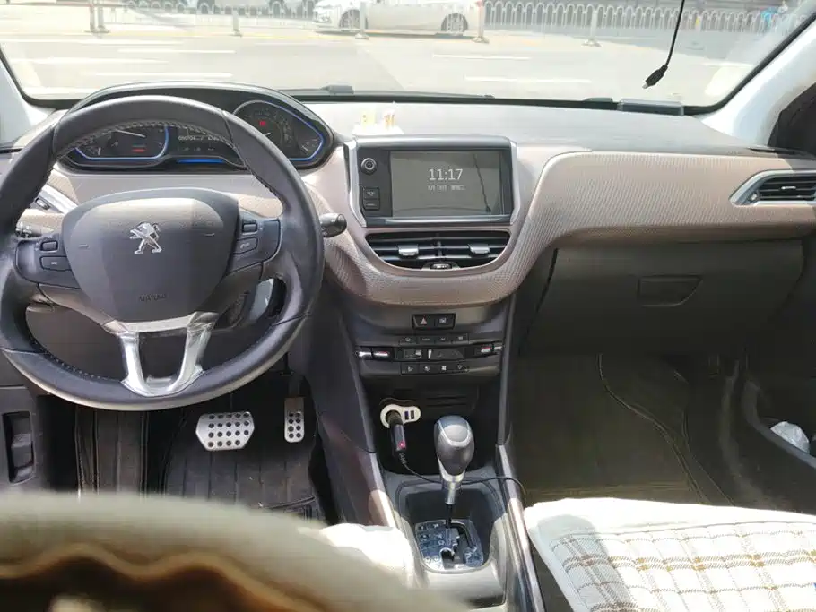 Peugeot 2008 2015 — фото 12