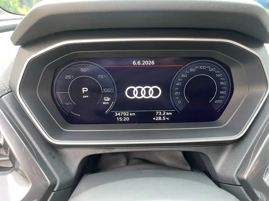 Audi Q4 e-tron 2023 — фото 17