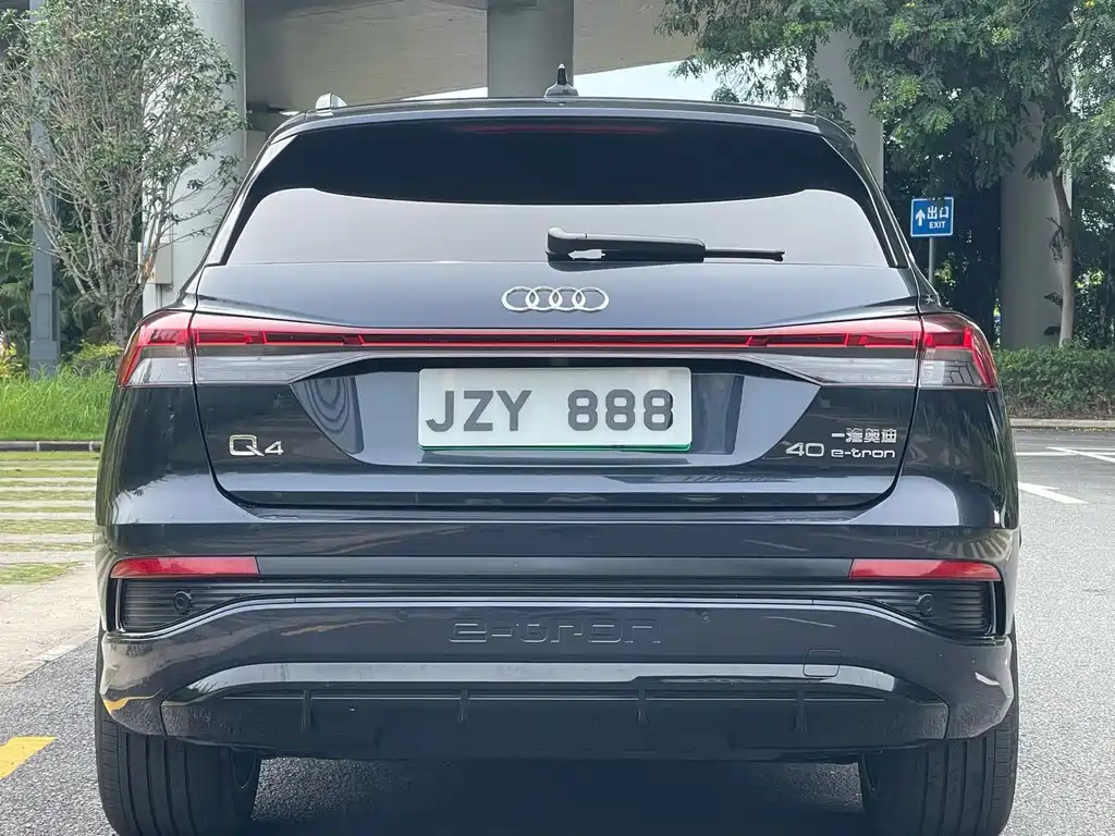 Audi Q4 e-tron 2023 — фото 6