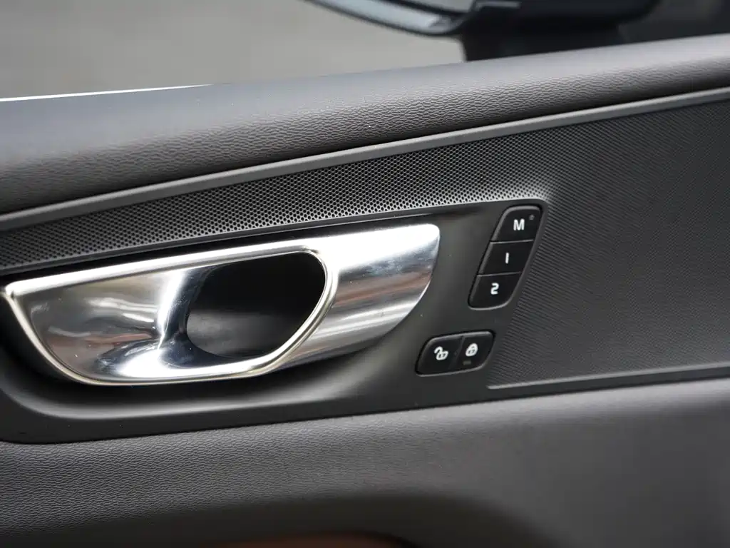Volvo XC60 2021 — фото 15