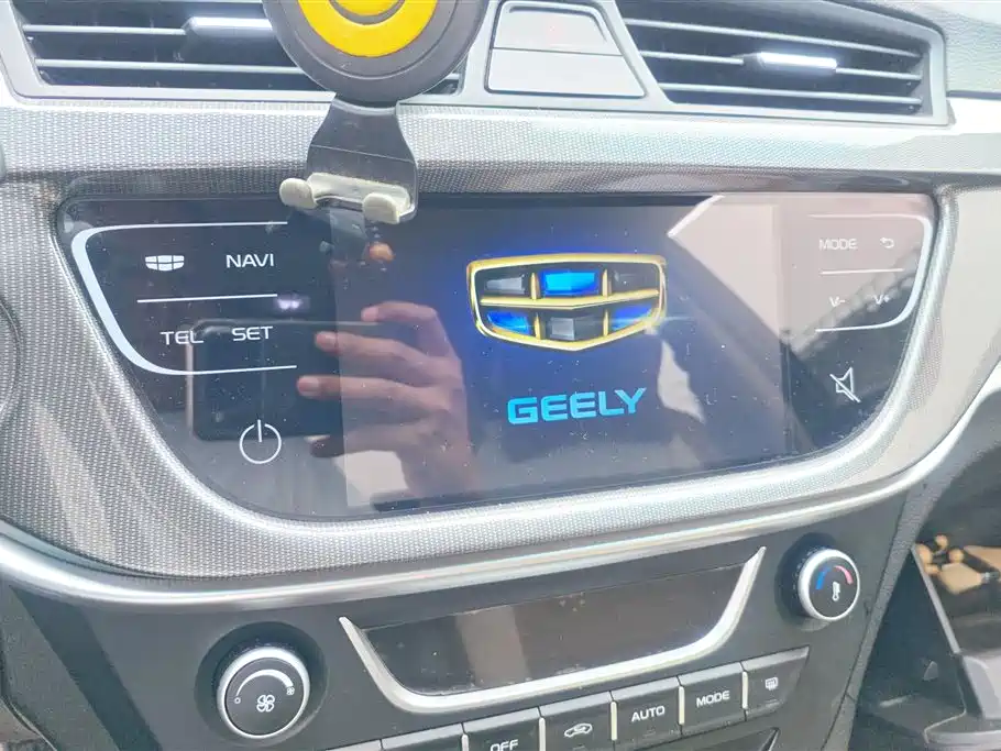 Geely Emgrand 2017 — фото 13