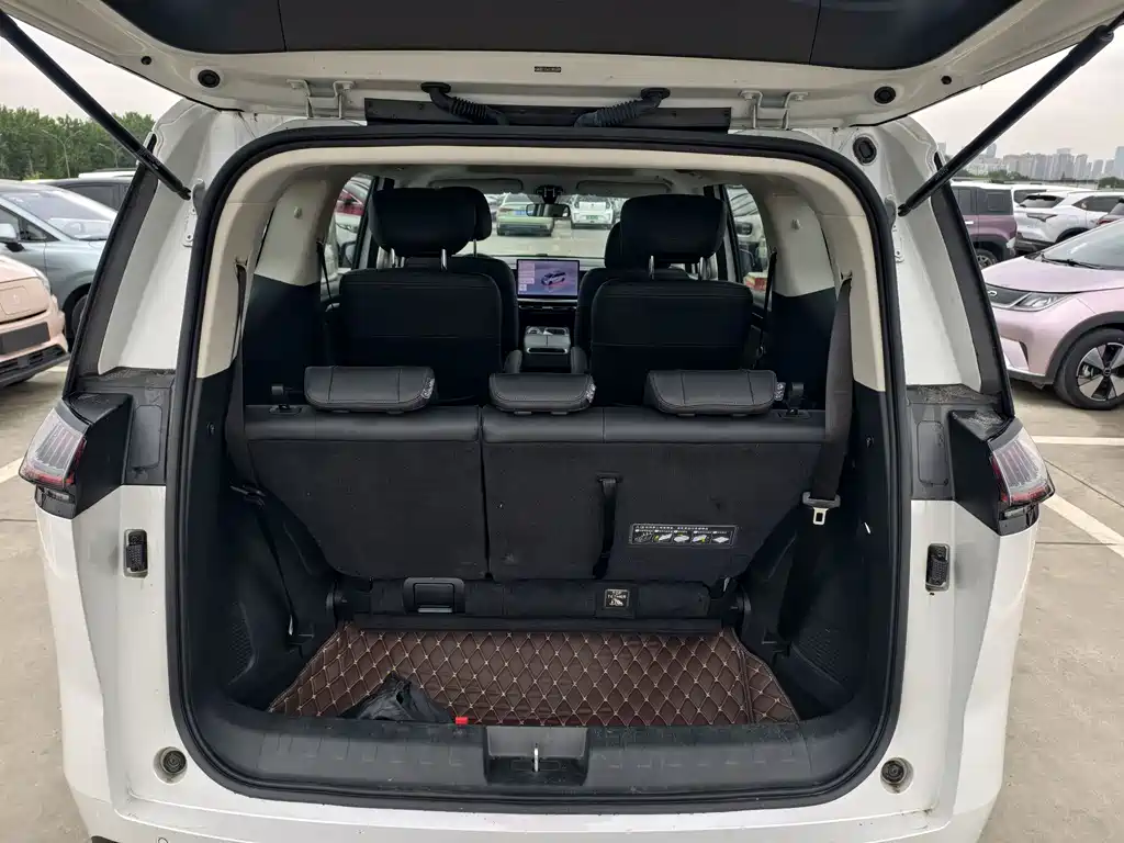 GAC Motor E8 PHEV 2025 — фото 13