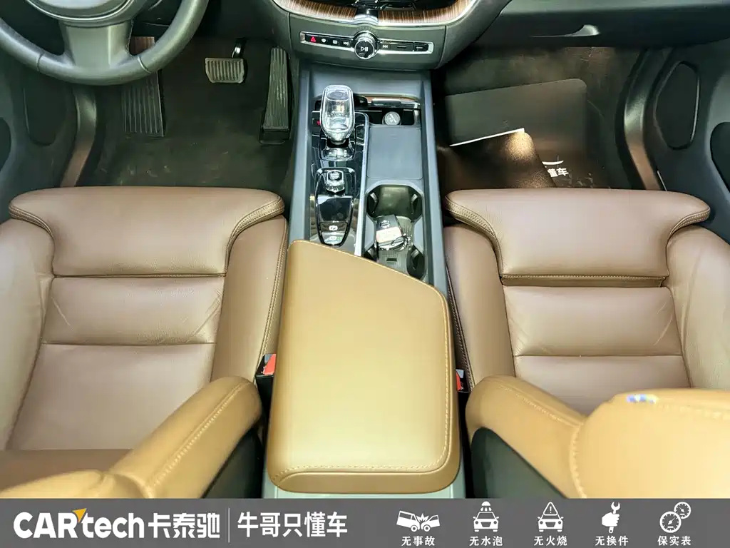 Volvo XC60 2023 — фото 13