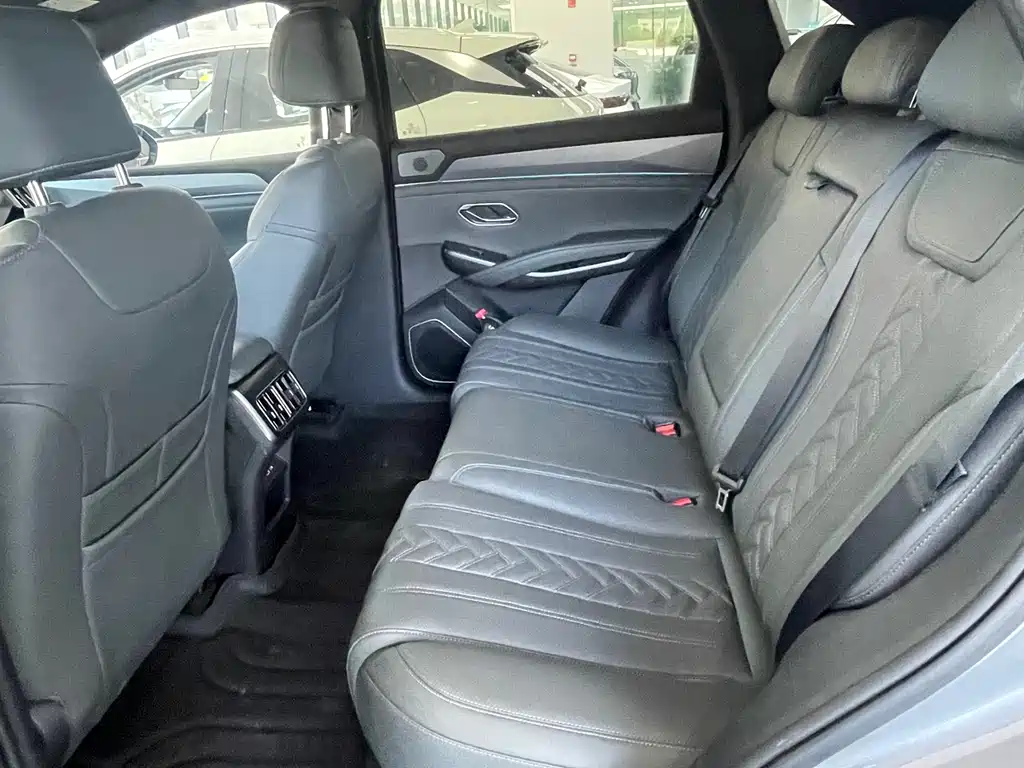 BYD L DM-i 2025 — фото 9