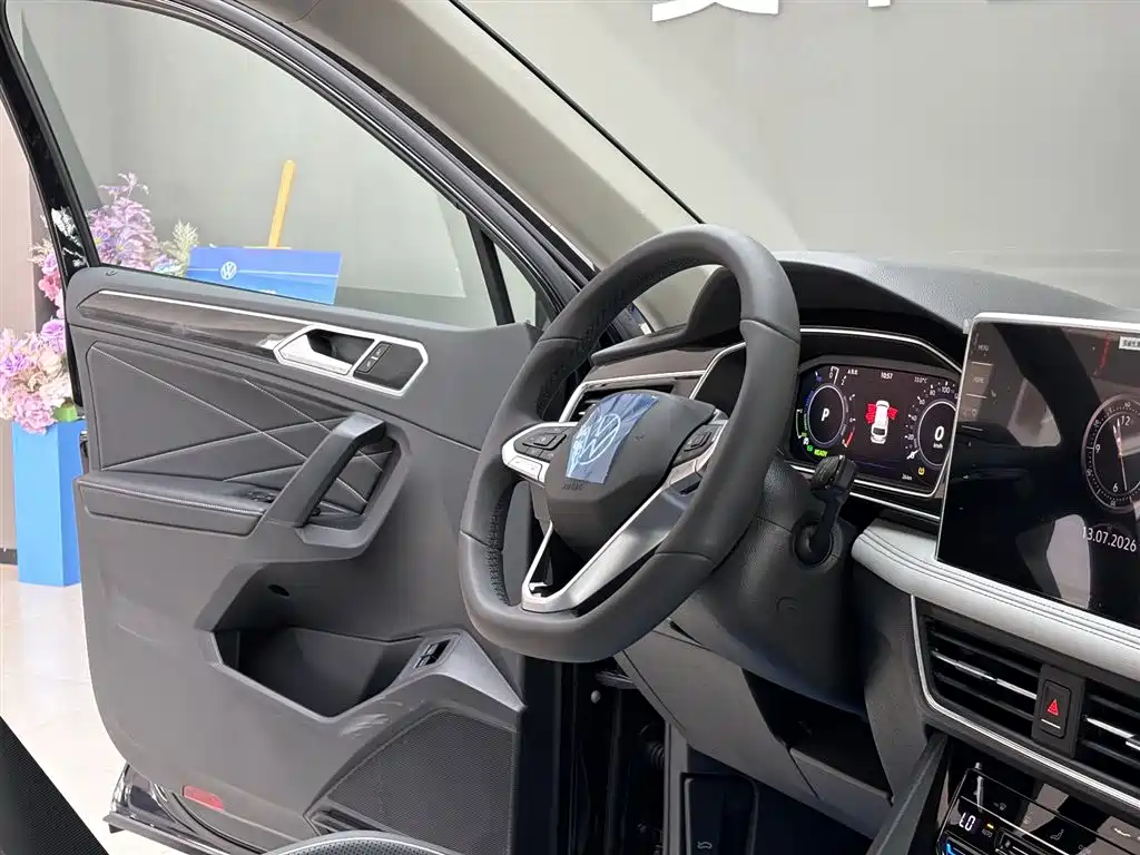 Volkswagen Tiguan L Plug-In Hybrid 2025 — фото 13
