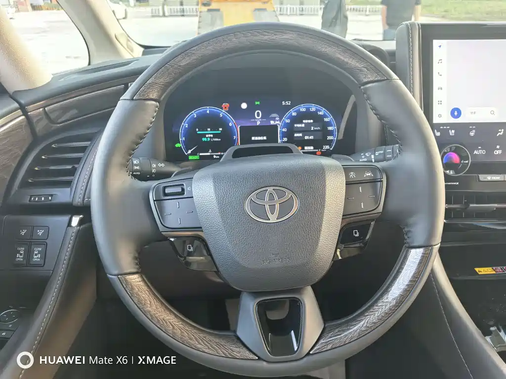 Toyota Alphard — фото 14