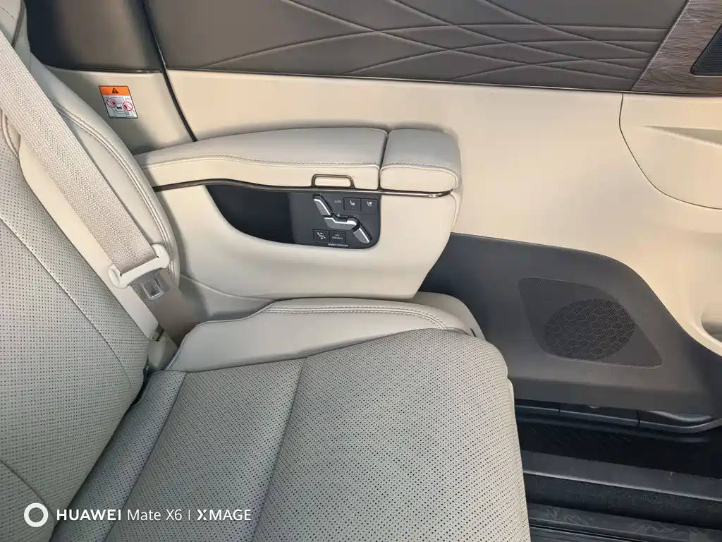 Toyota Alphard — фото 21