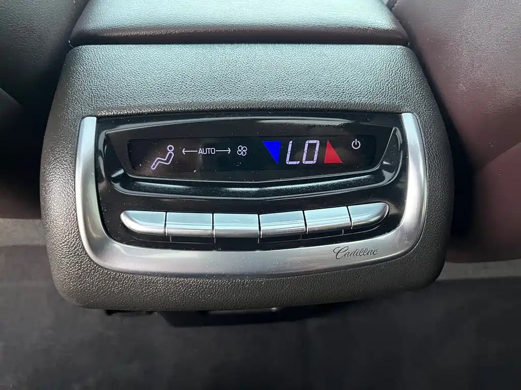 Cadillac XT6 2021 — фото 15
