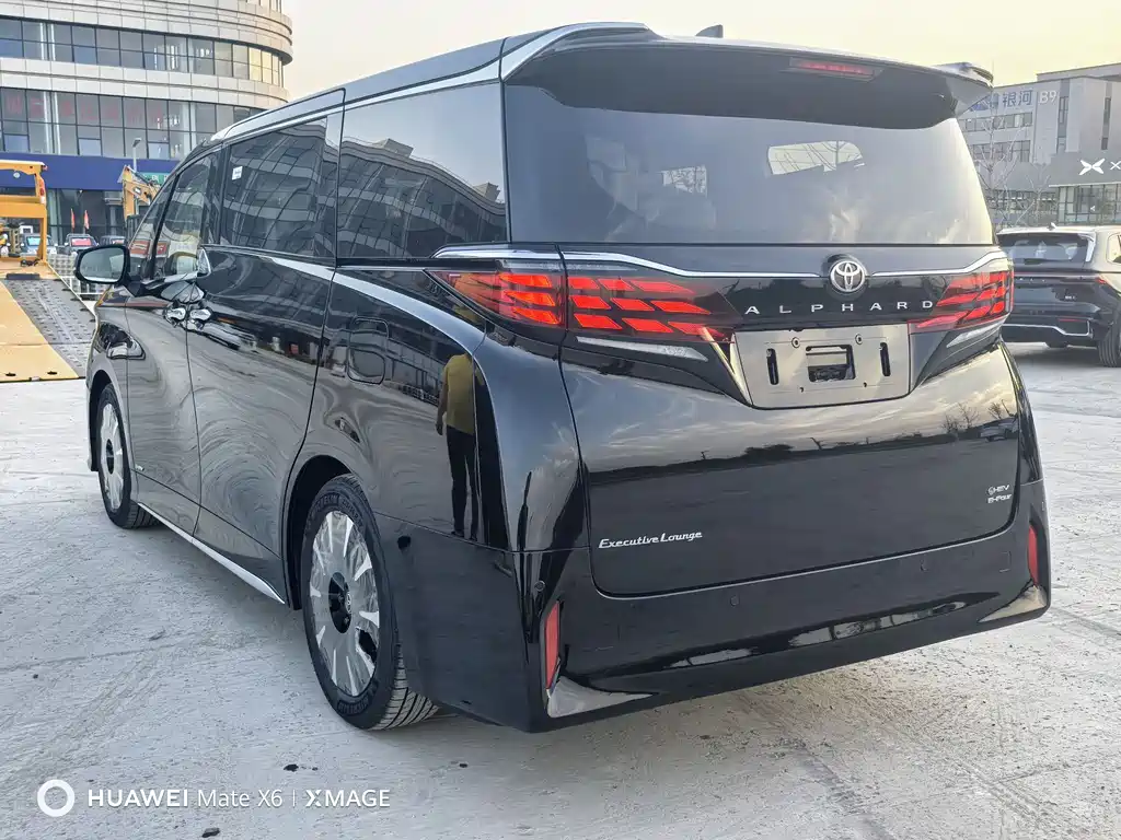 Toyota Alphard — фото 10
