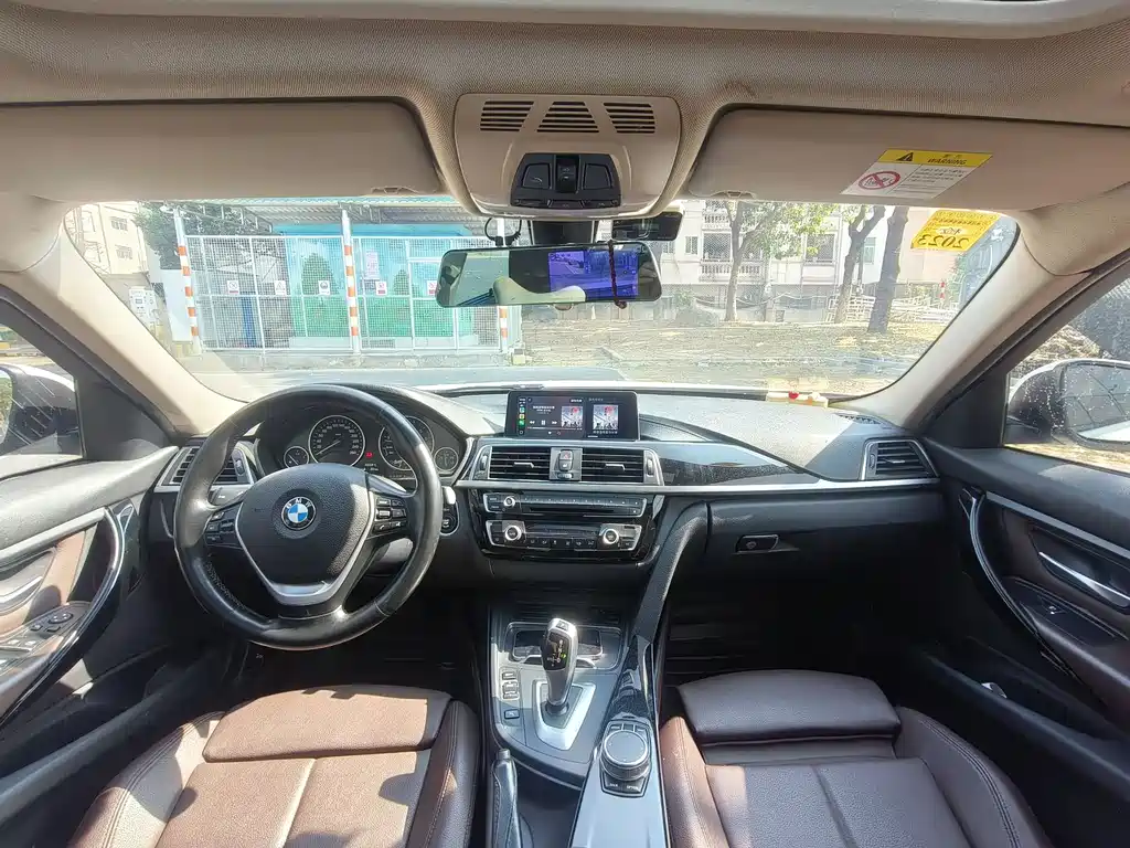 BMW 3 Series 2019 — фото 18