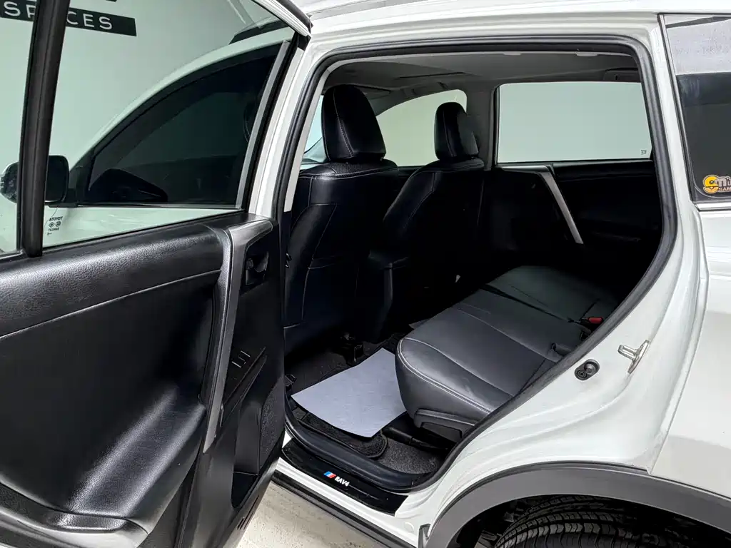 Toyota RAV4 2018 — фото 16