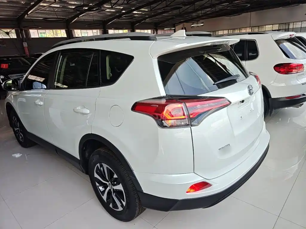 Toyota RAV4 2019 — фото 5