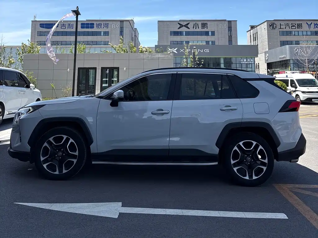 Toyota RAV4 2020 — фото 3