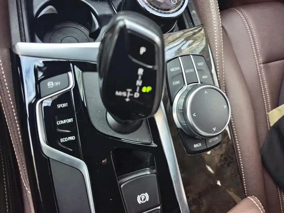 BMW 5 Series 2019 — фото 16