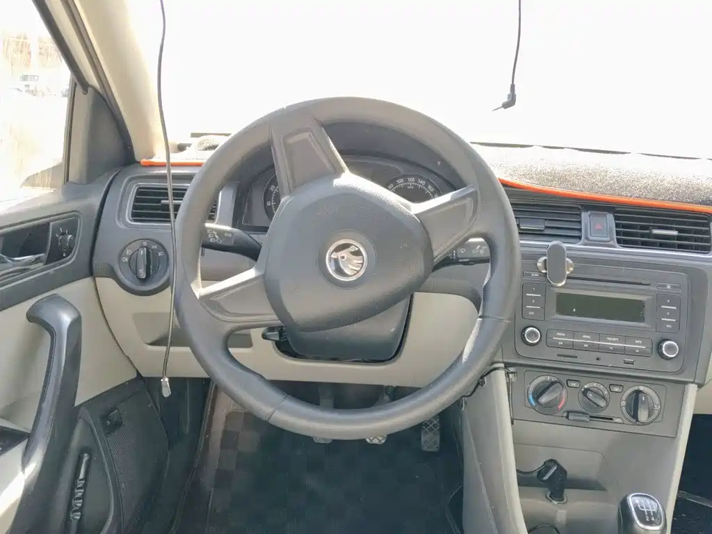 Skoda Rapid 2015 — фото 11