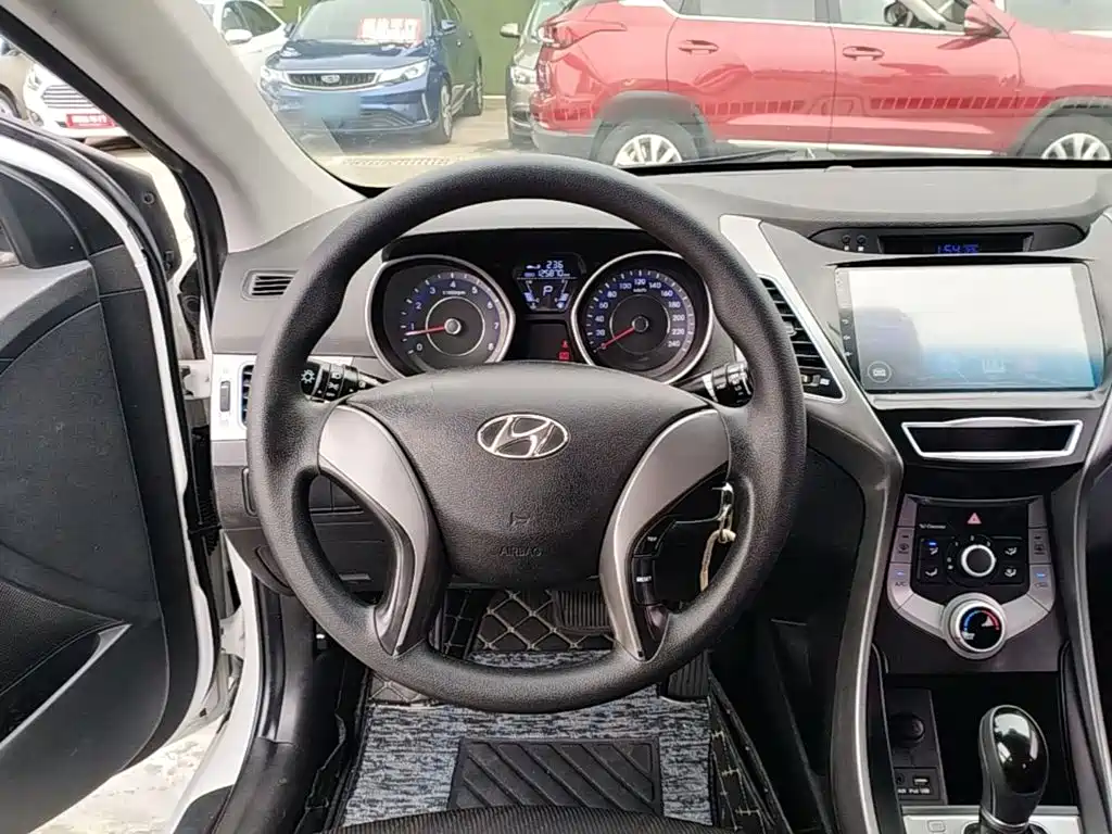 Hyundai Elantra 2017 — фото 11