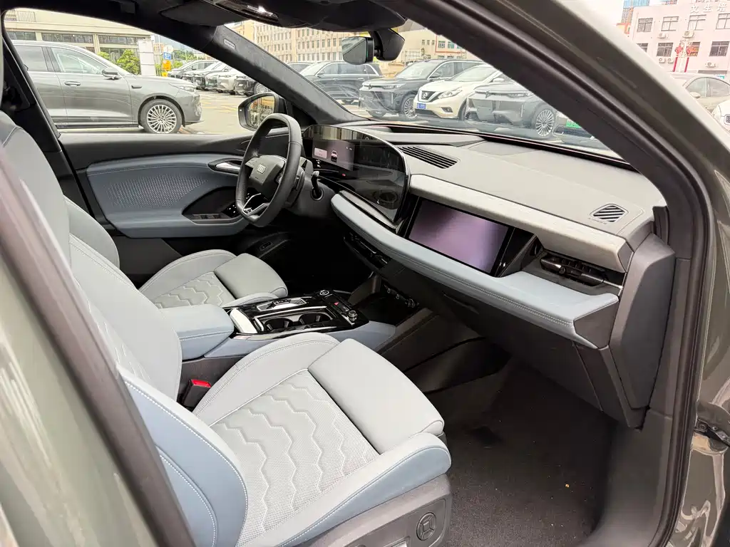 Audi Q6L e-tron 2025 — фото 13