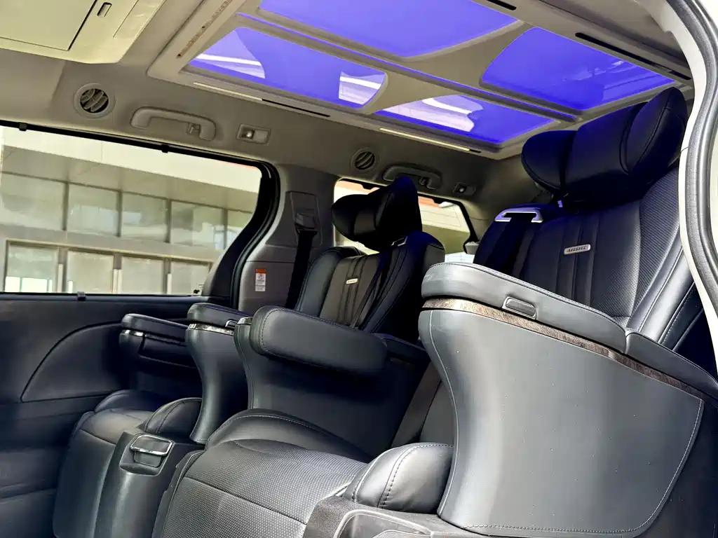 Toyota Sienna 2017 — фото 19