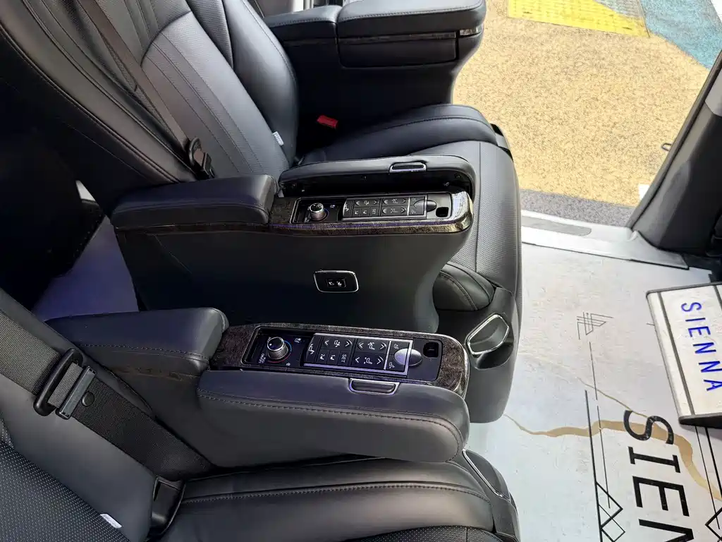 Toyota Sienna 2017 — фото 25